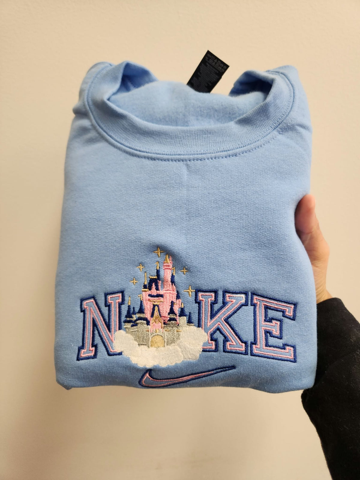 Crewneck Medium bleu Caroline, brodé avec le modèle 165