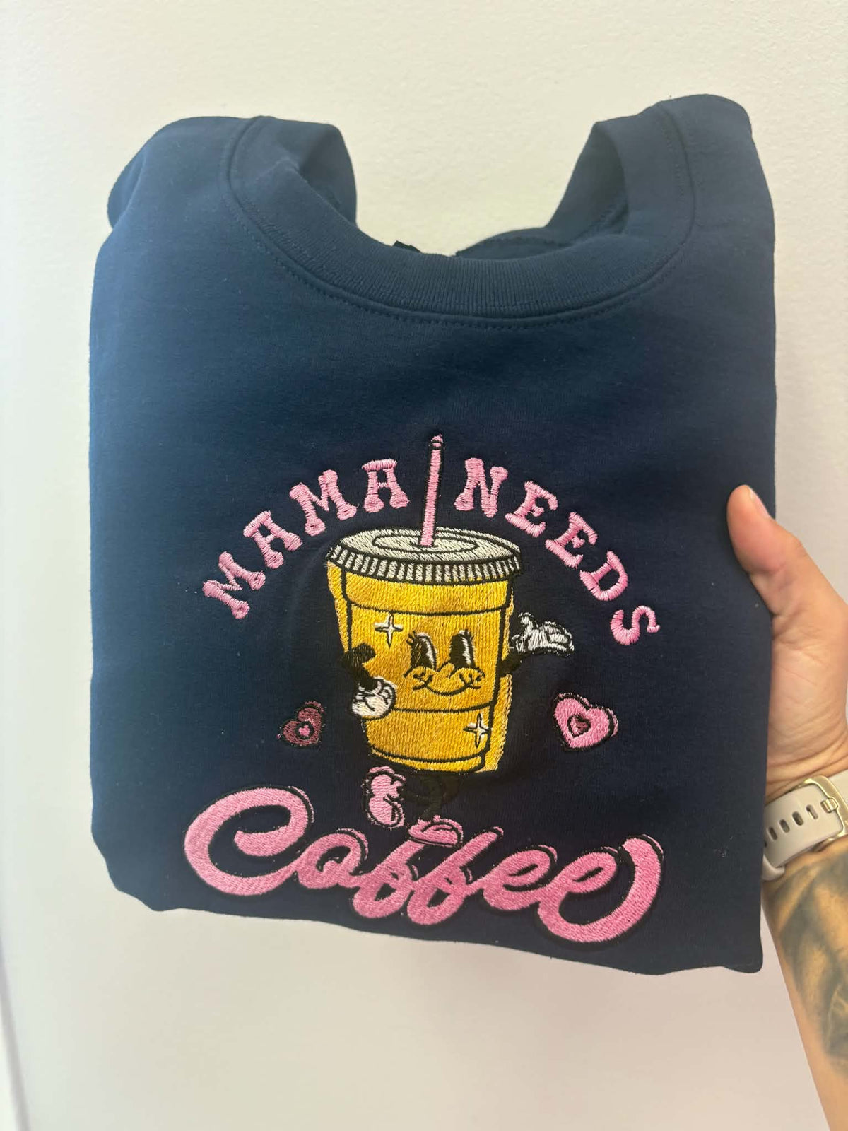 Crewneck bleu marine – XL avec le modèle Mama Need coffee