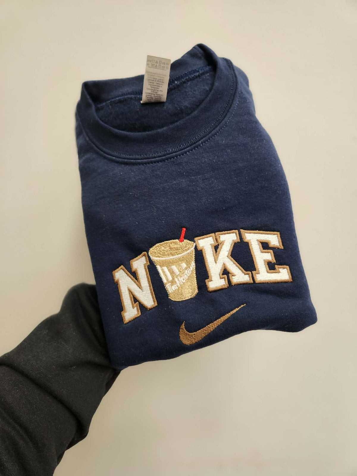 Crewneck XLarge enfant bleu marine, avec le modèle 6 brodé,